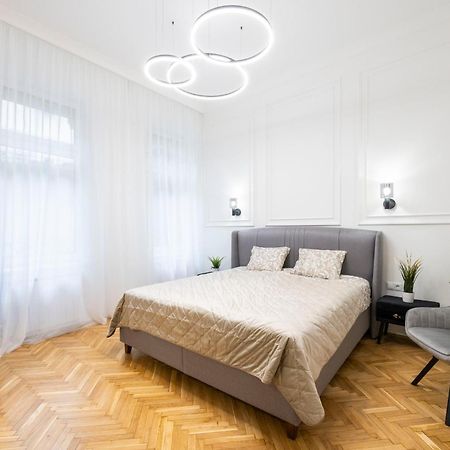 Luxurious Central 4Bedrm 3Bathrm Residence W/ Balcony 부다페스트 외부 사진