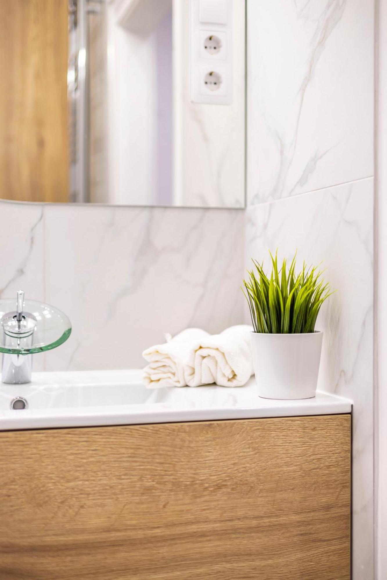 Luxurious Central 4Bedrm 3Bathrm Residence W/ Balcony 부다페스트 외부 사진