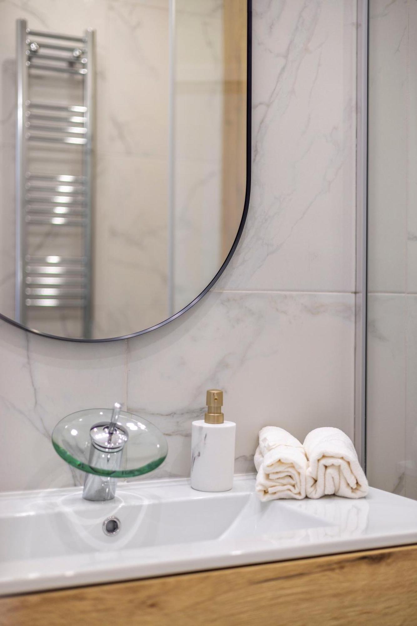 Luxurious Central 4Bedrm 3Bathrm Residence W/ Balcony 부다페스트 외부 사진