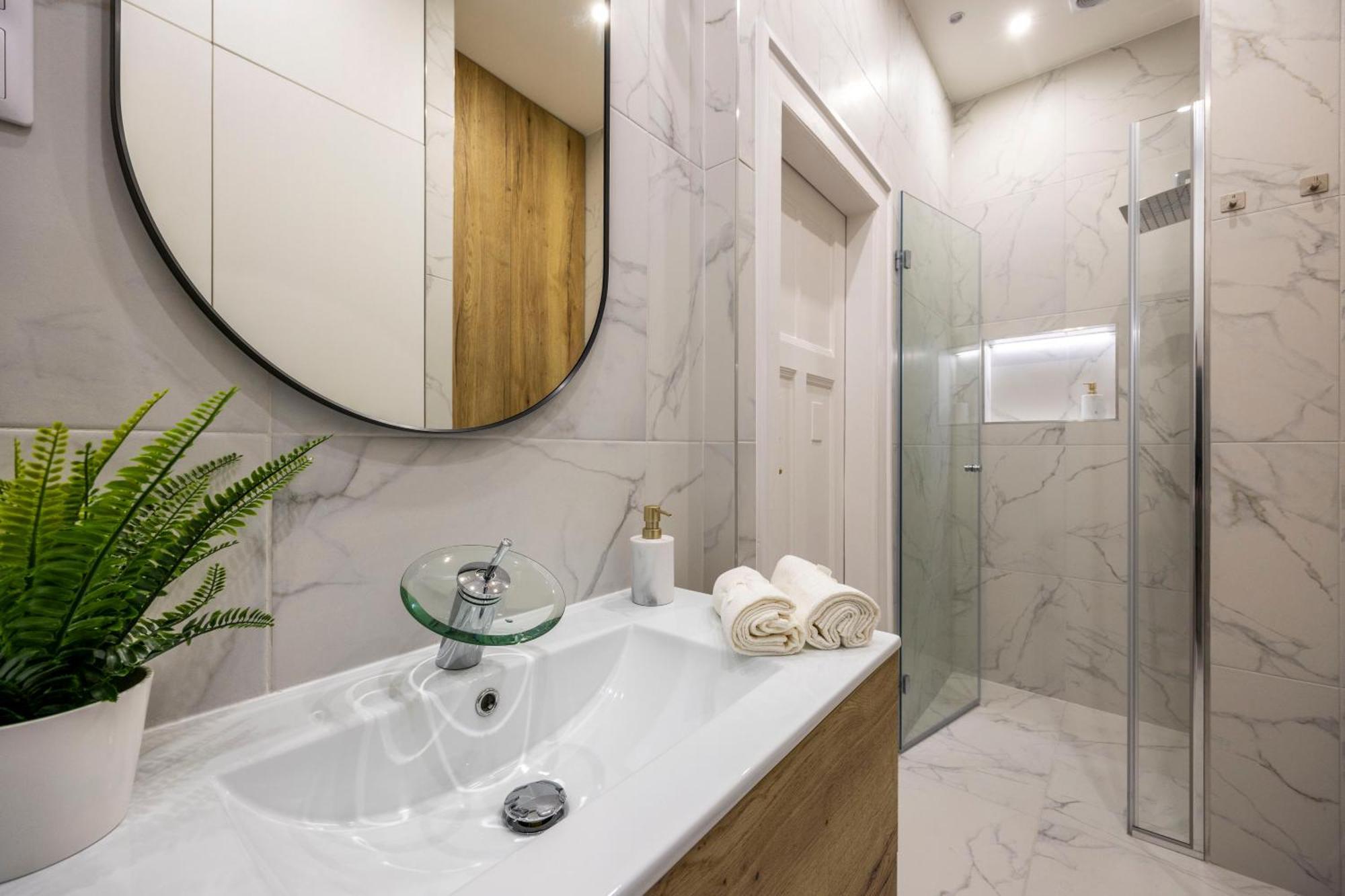 Luxurious Central 4Bedrm 3Bathrm Residence W/ Balcony 부다페스트 외부 사진
