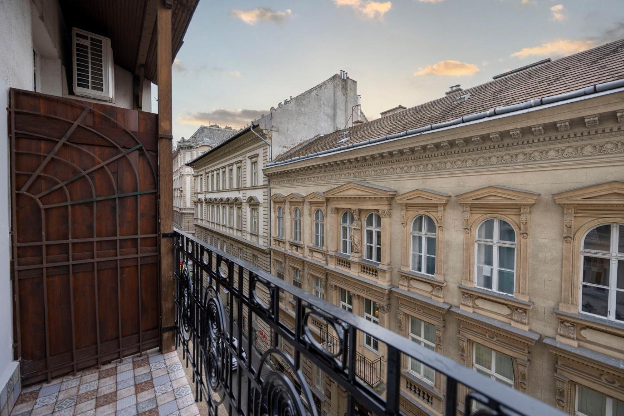 Luxurious Central 4Bedrm 3Bathrm Residence W/ Balcony 부다페스트 외부 사진